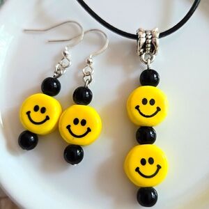 😎 New Ceramic Smiley Faces Pendant Necklace & Matching Hook Earrings Set! 😎